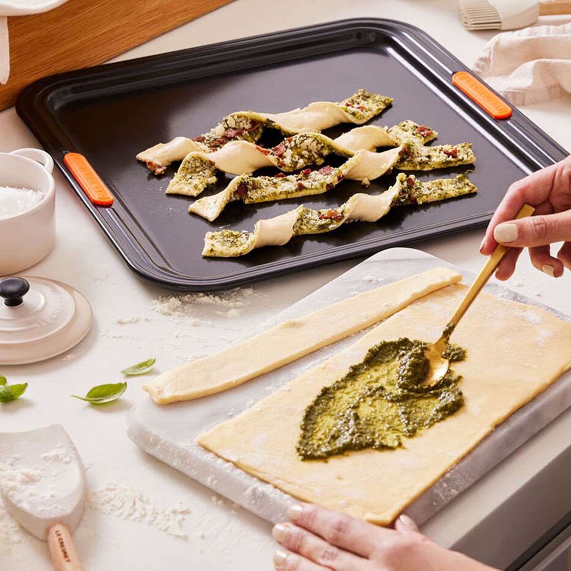 Zubereitung von Blätterteigstangen mit Pesto