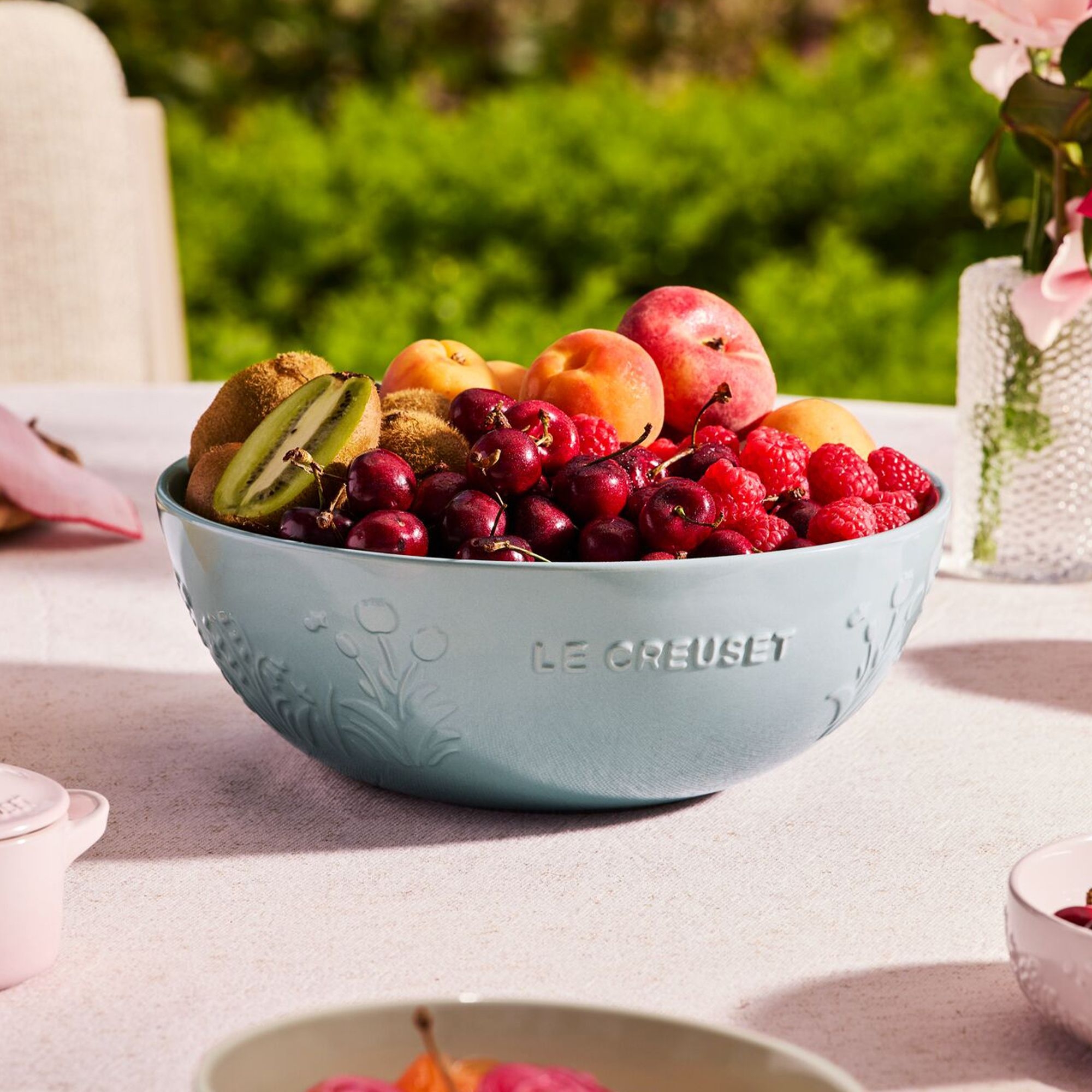 Le Creuset - Stoneware Serving Bowl 25 cm - Jardin - Sea Salt Le Creuset - Stoneware Serving Bowl 25 cm - Jardin - Sea Salt