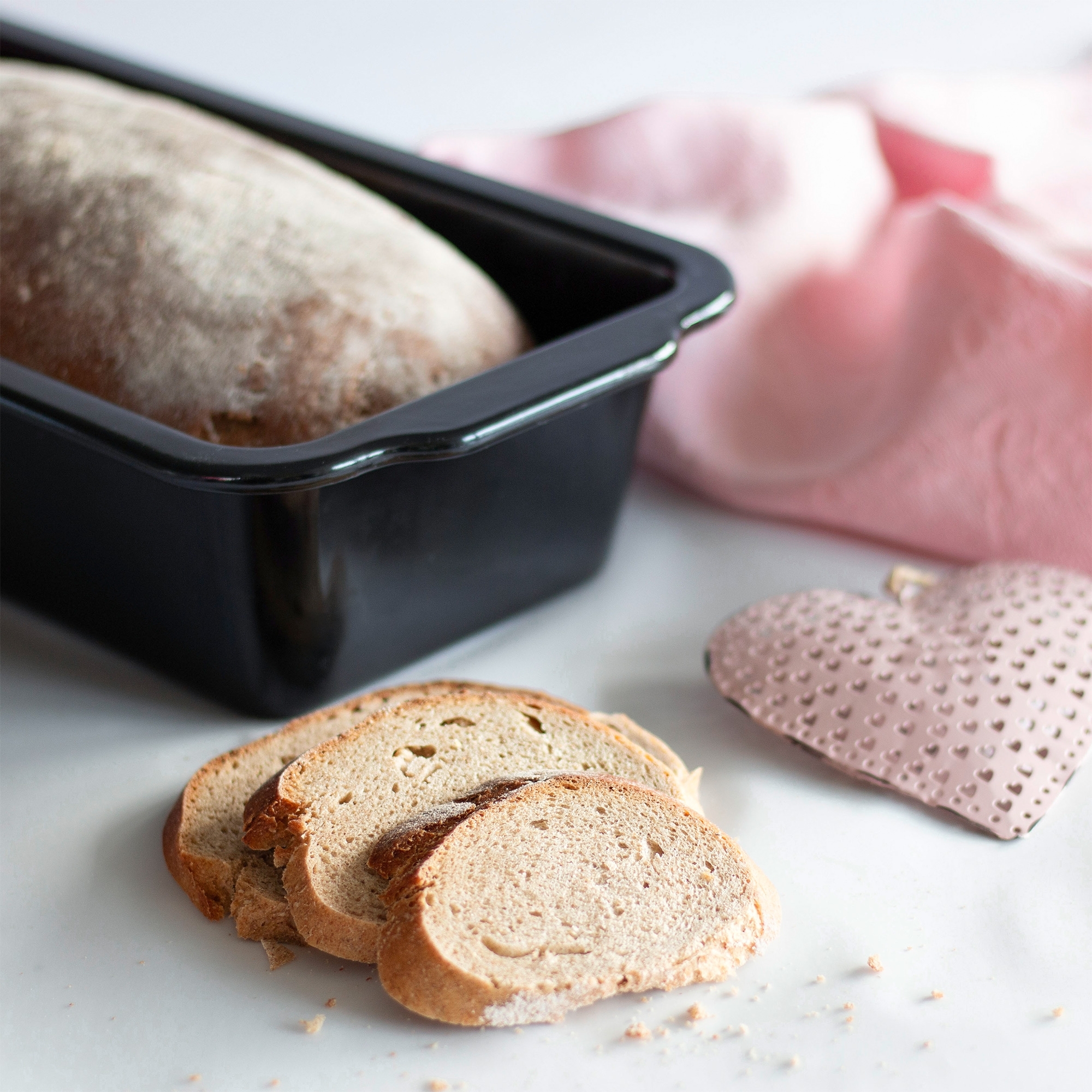 Geschnittenes Brot vor Kastenform auf Tisch