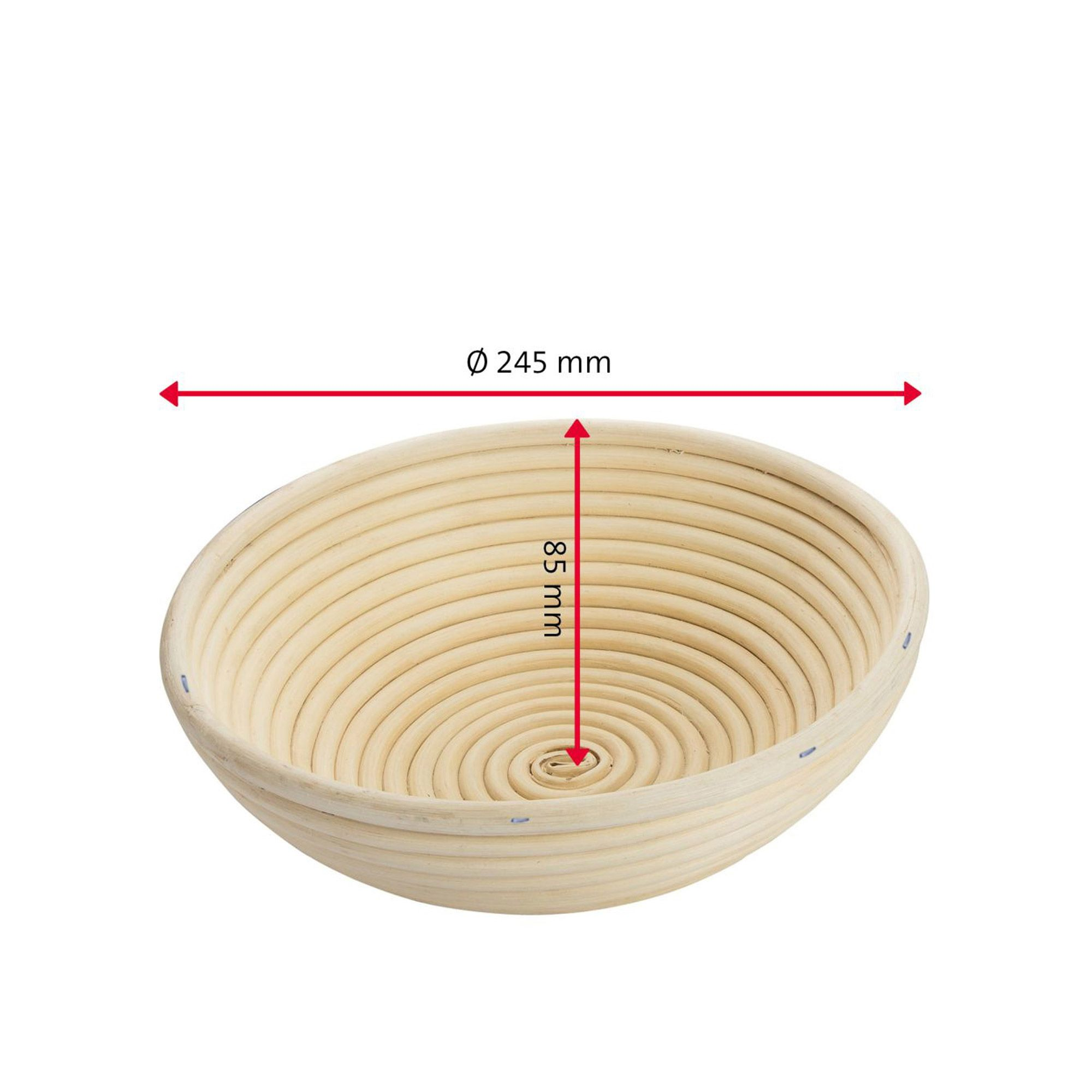 Rundes Gärkörbchen mit Brotteig neben frischem Brot