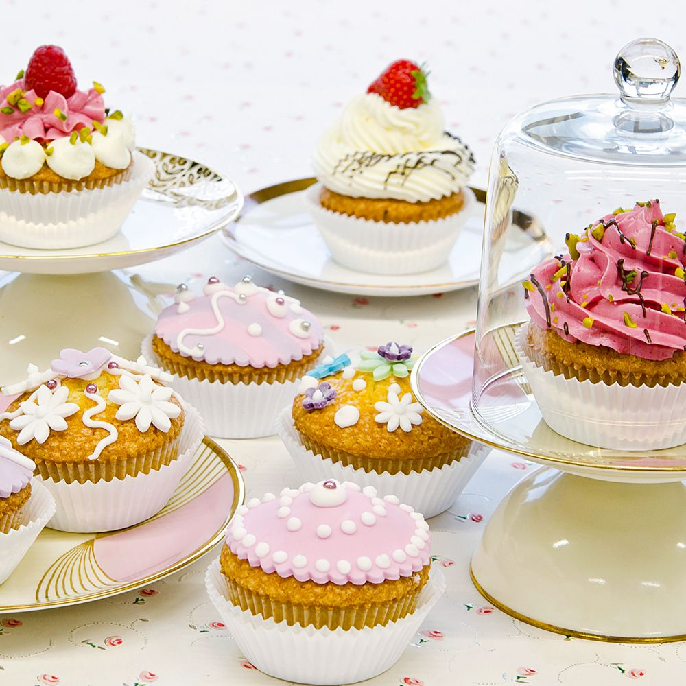 Cupcakes in weißen Städter Papierbackformen, verschiedene Gr