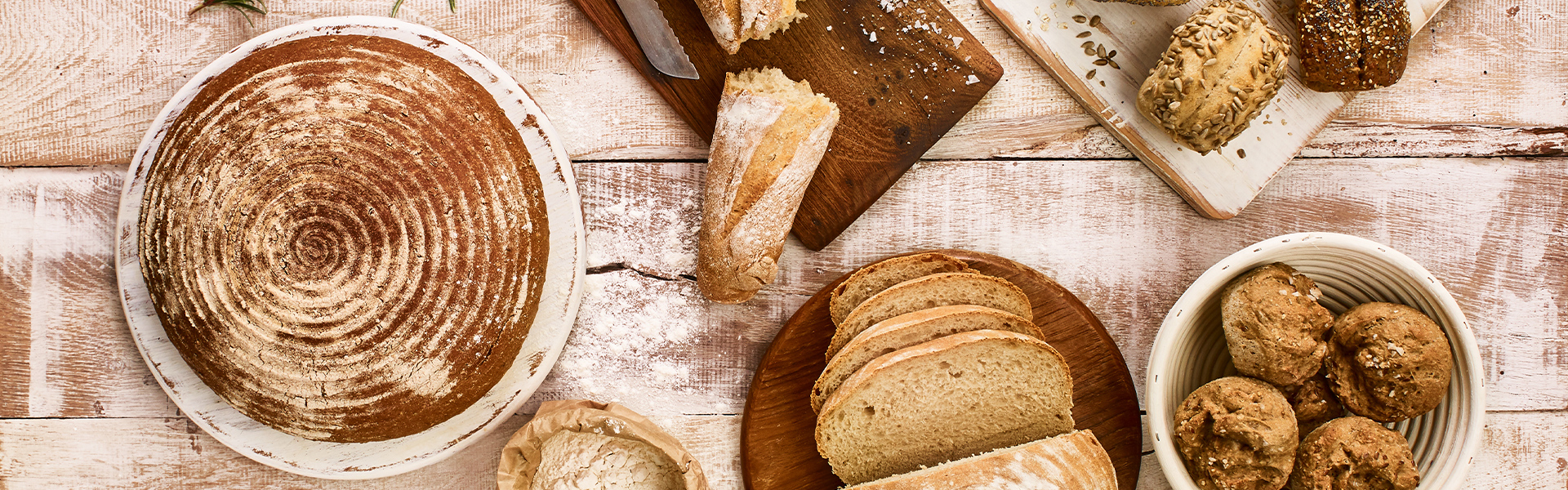 Verschiedene Brote und Brötchen rustikal angerichtet