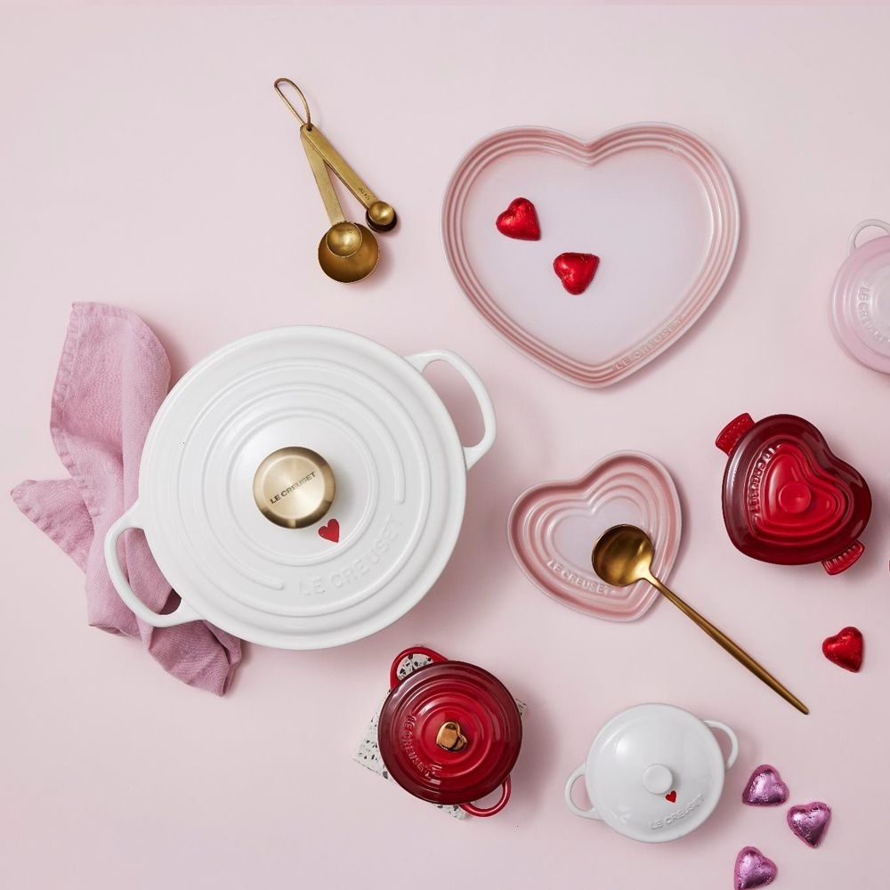 Le Creuset - Mini Cocotte mit goldenem Herzknauf Le Creuset - Mini Cocotte mit goldenem Herzknauf