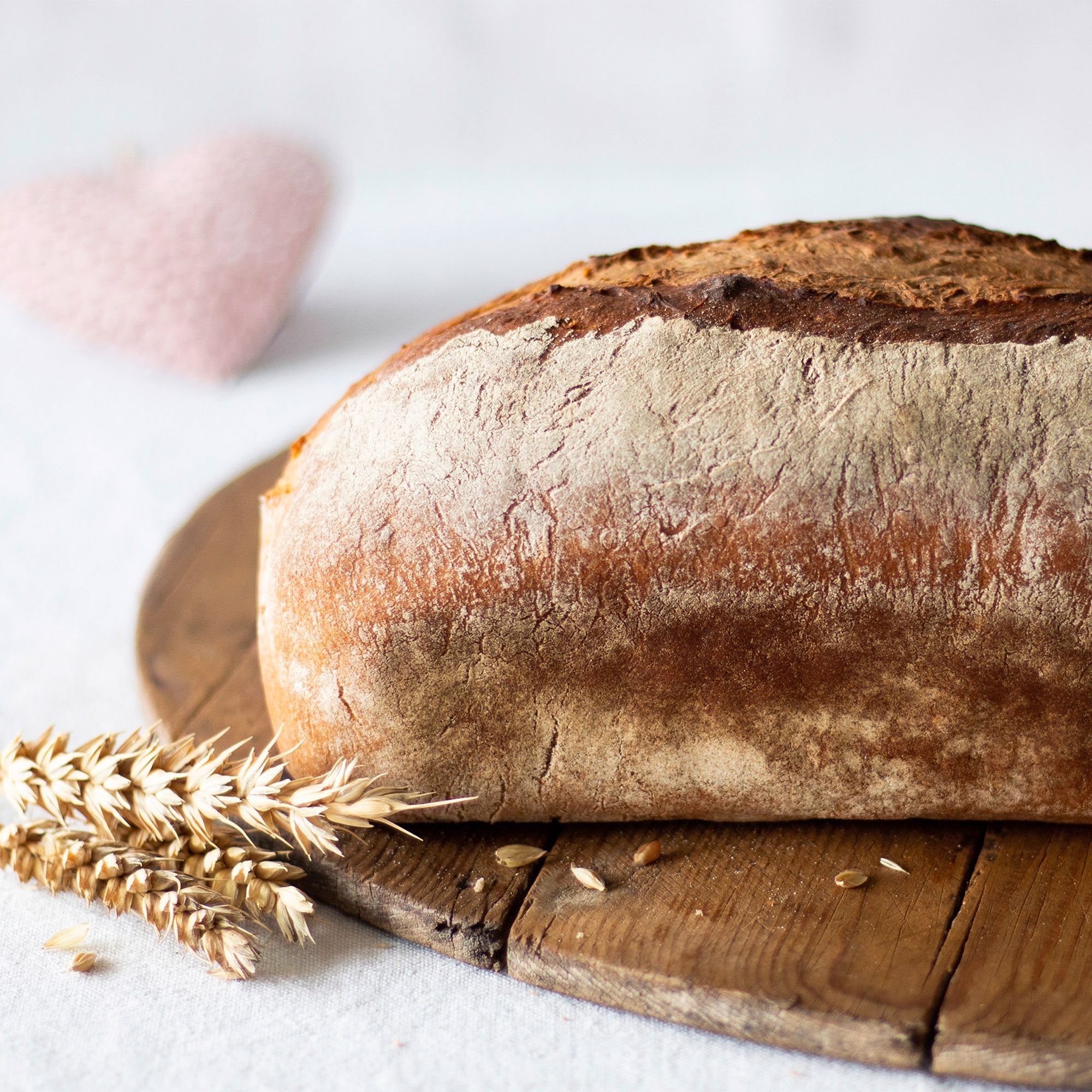 Frisches rustikales Bauernbrot mit Getreideähren