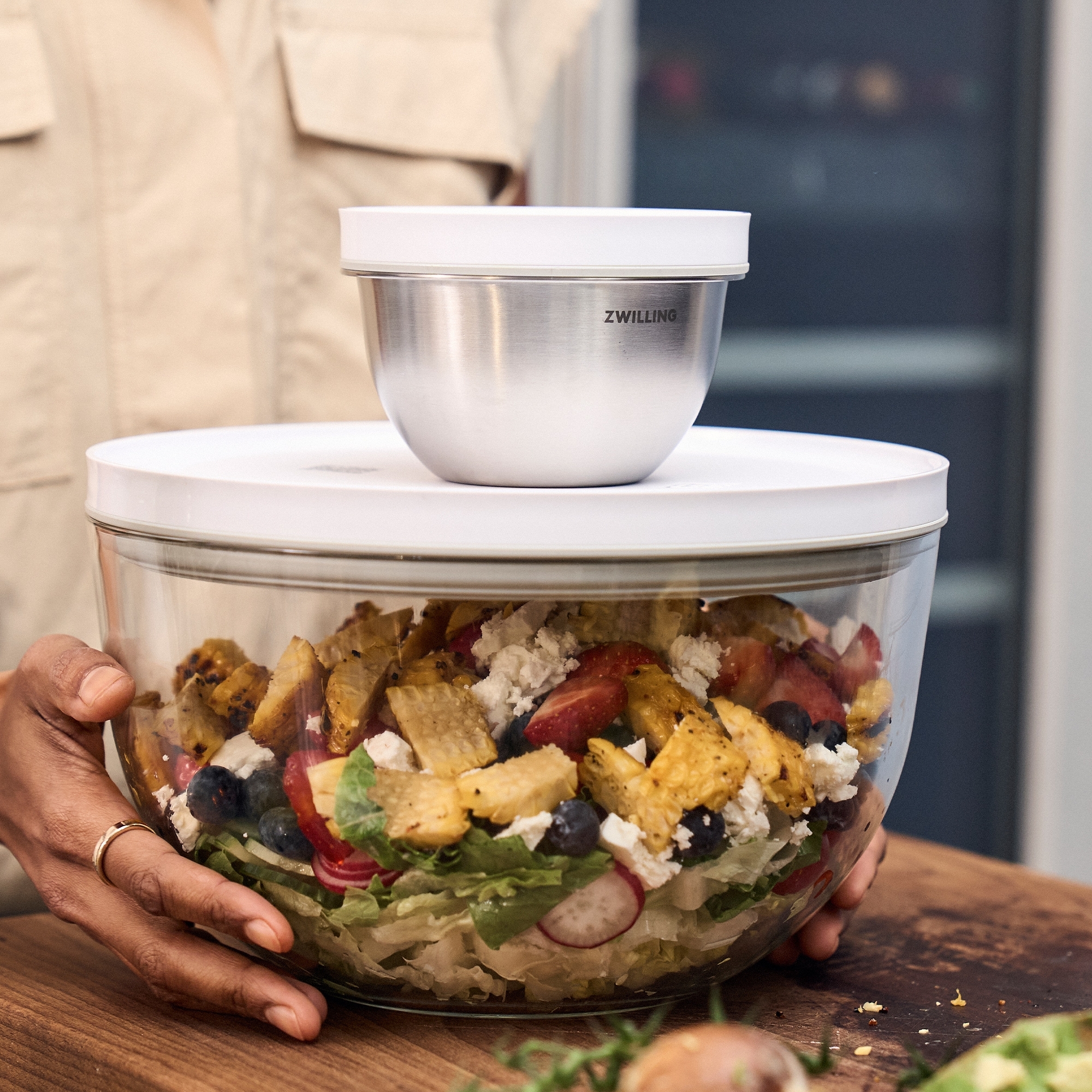 Zwei ZWILLING Schüsseln mit Salat und Deckeln