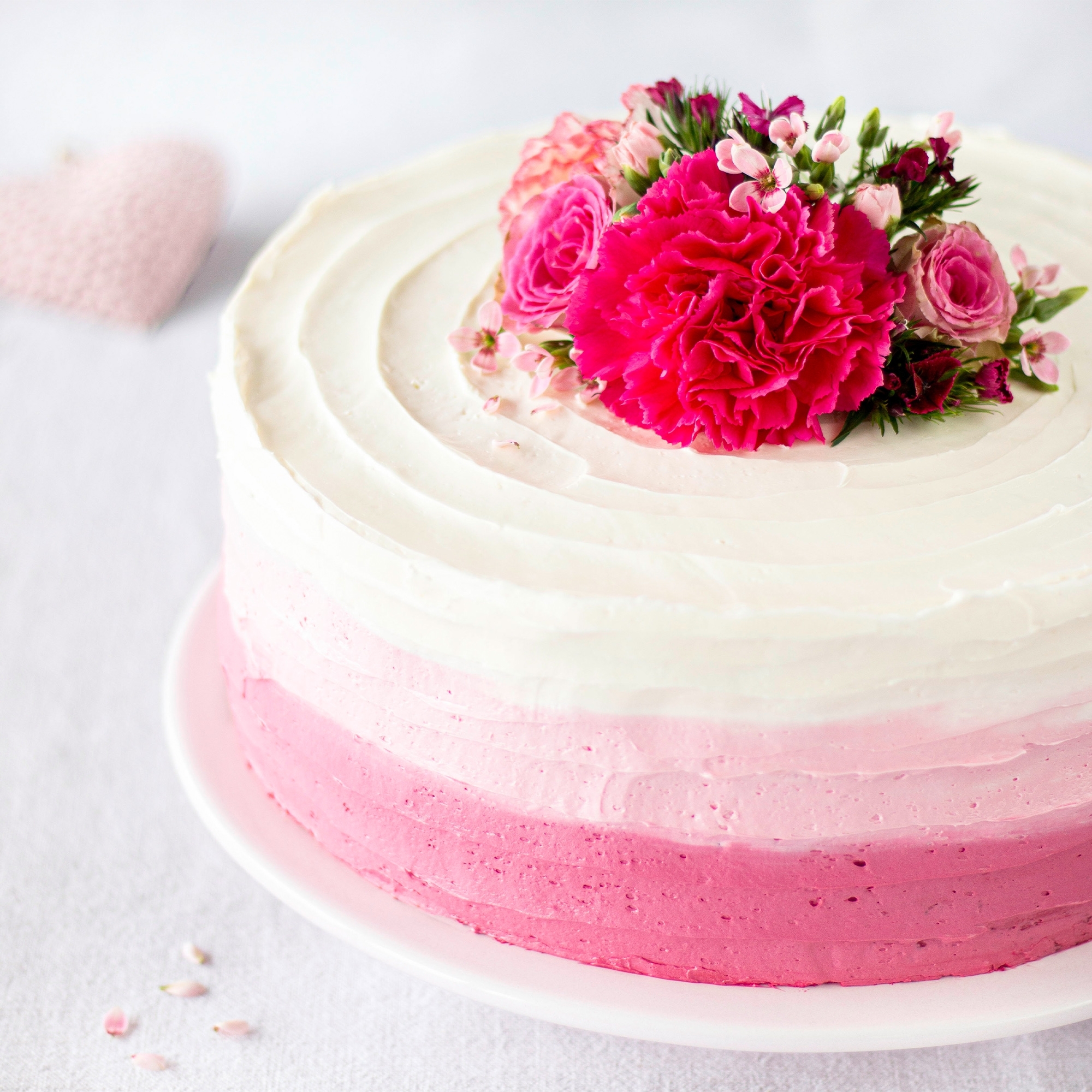 Runde Ombre-Torte in Rosa mit Blütendeko