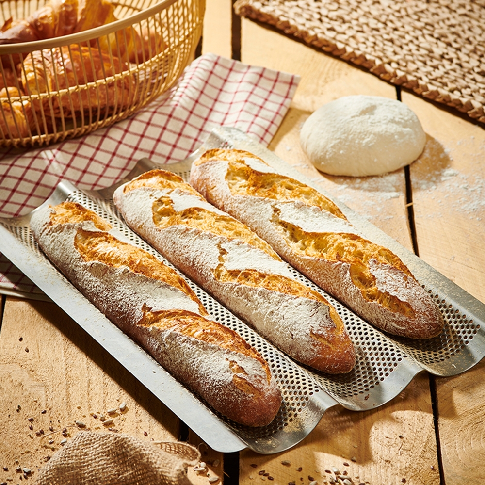 de Buyer - Perforierte Edelstahlform für 3 Baguettes