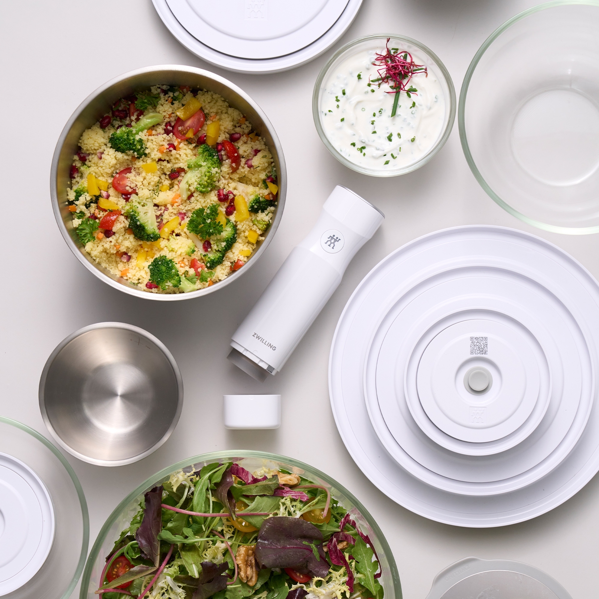 Zutaten für Salate und Gewürzstreuer von Zwilling auf weißem