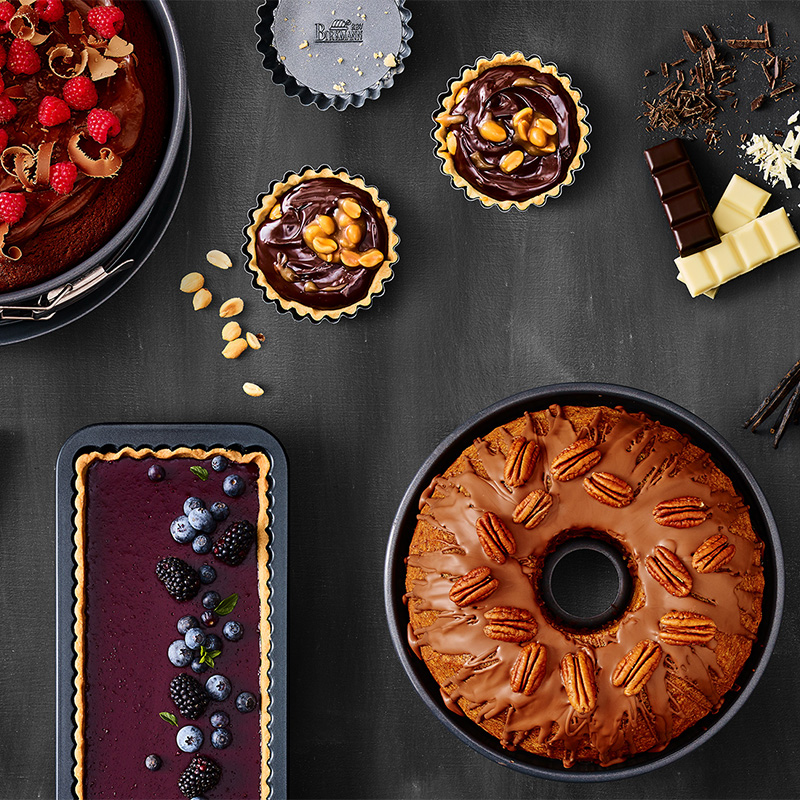 Verschiedene Kuchen und Tartes mit Schokolade und Beeren