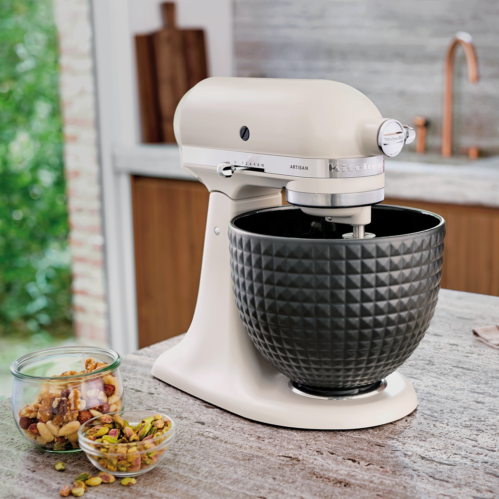 KitchenAid - 4.7 L Ceramic Bowl - Black Studded