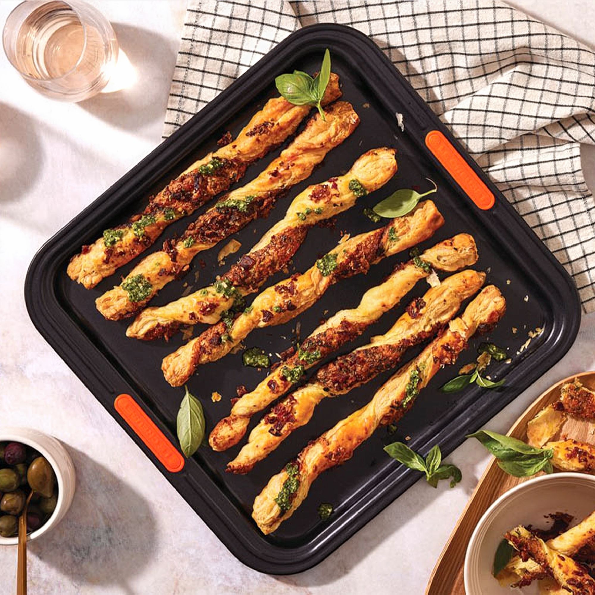 Gebackene Blätterteig-Stangen mit Pesto auf Blech